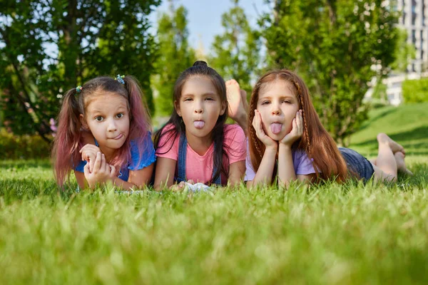 Leuke kinderen meisjes spelen samen in het park — Stockfoto