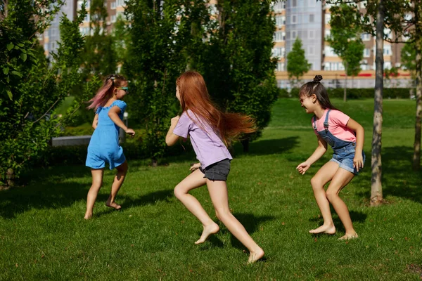 Gelukkig schattig kinderen meisjes lopen in het park — Stockfoto