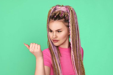 Tırnaklarına bakan endişeli bir kadın.