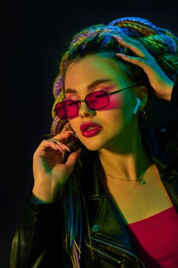 Kırmızı güneş gözlüklü genç kadın.