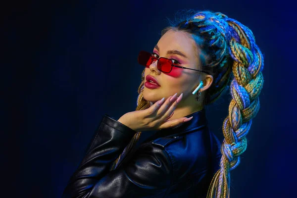 Mujer joven con rastas en gafas de sol rojas — Foto de Stock