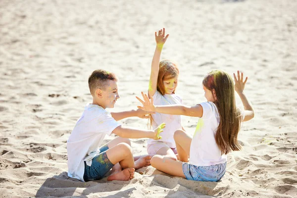Niños se divierten jugando con polvo de colores — Foto de Stock