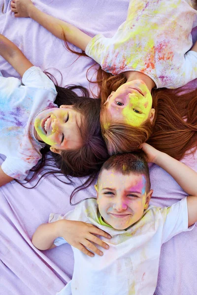 Kinderen met gekleurd poeder hebben plezier buiten. — Stockfoto