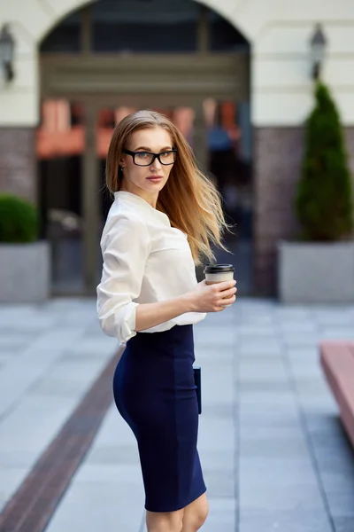 Vacker affärskvinna kommer att arbeta med kaffe — Stockfoto