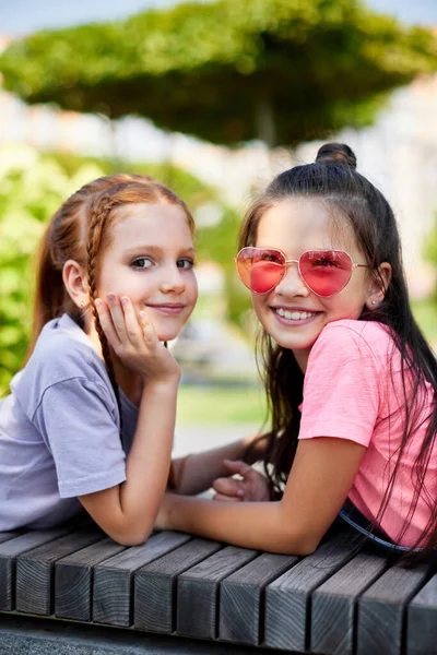 Gelukkig schattig kinderen meisjes spelen samen in het park. — Stockfoto