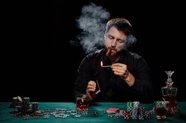 Yeşil masada poker oynayan sakallı kumarbaz.