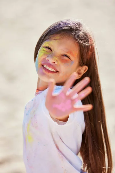 Retrato de niña feliz en pinturas de acebo — Foto de Stock