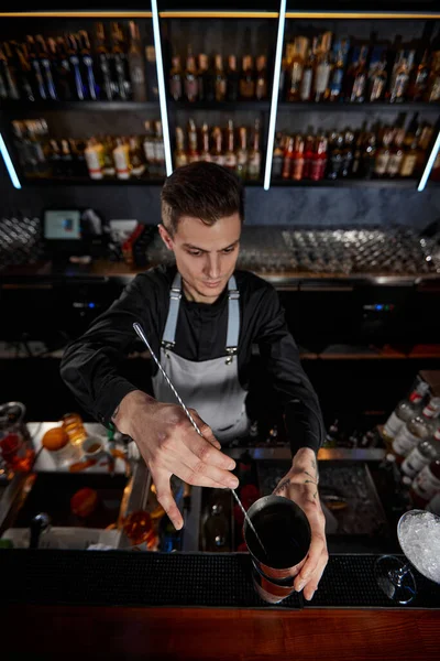 Barman míchání koktejl v třepačce s lžící — Stock fotografie