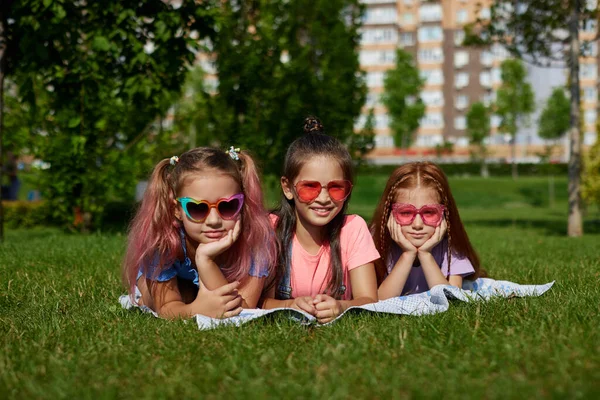 Leuke kinderen meisjes spelen samen in het park — Stockfoto