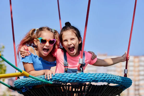 Güneşli bir günde çocuk parkında eğleniyor.