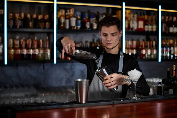 Barman vloží kostky ledu do sklenice — Stock fotografie