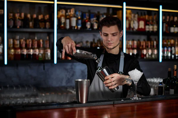 Barman coloca os cubos de gelo em um copo — Fotografia de Stock