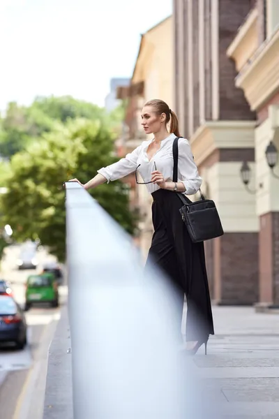 Donna in occhiali da sole in città nella giornata di sole — Foto Stock