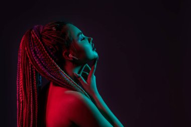 Rastalı kadın kulaklıkla müzik dinliyor.