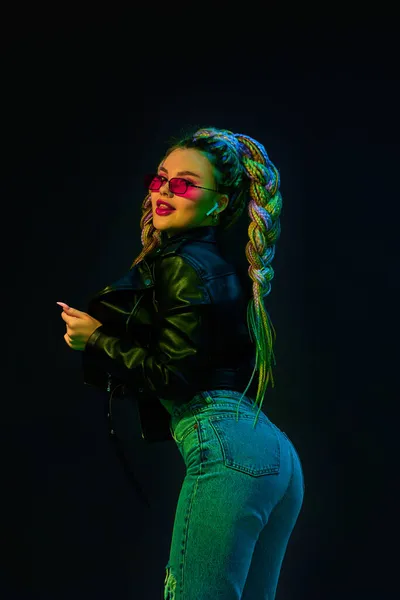 Young woman with dreadlocks in red sunglasses dancing — Stock Photo, Image