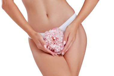 Pembe çiçekli yumuşak tenli kadın vücudu.