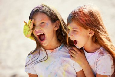 Zenci tozuna bulanmış çocuk kızlar eğleniyor.