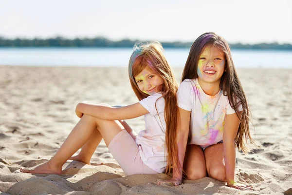 Dzieci dziewcząt smarowane kolorowy proszek zabawy — Zdjęcie stockowe