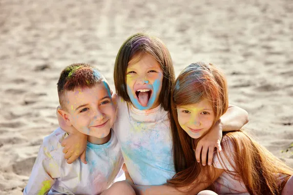 Barn som har kul genom att leka med färgat pulver — Stockfoto