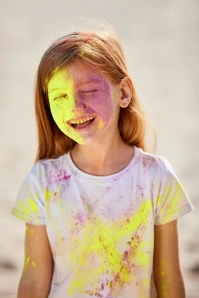 Portret van gelukkig kind meisje in Holly verven — Stockfoto
