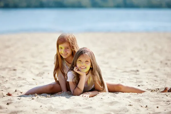 Kinderen met gekleurd poeder hebben plezier buiten — Stockfoto