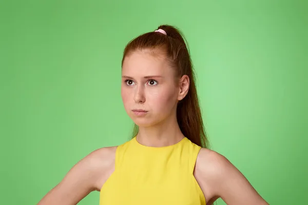 緑の背景に悲しい10代の少女。人間の感情 — ストック写真