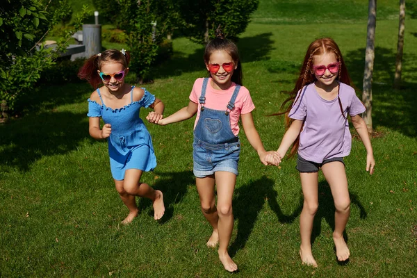 Gelukkig schattig kinderen meisjes lopen in het park — Stockfoto