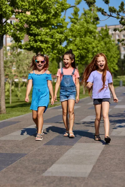 Leuke kinderen meisjes spelen samen in het park — Stockfoto