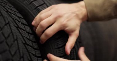 Erkek müşteri yeni lastik süpermarketi seçiyor.