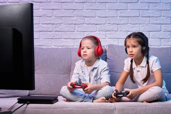Barn som spelar tv-spel med spelkonsol — Stockfoto