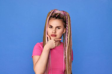 Mavi arka planda rastalı, tatminsiz kadın..