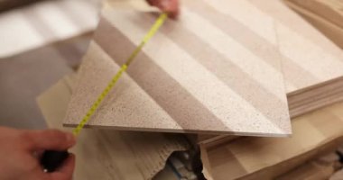 İnsan pazardaki seramik fayansları seçer