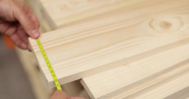 İnsan pazarda tahtadan yapılmış ürünleri seçer.