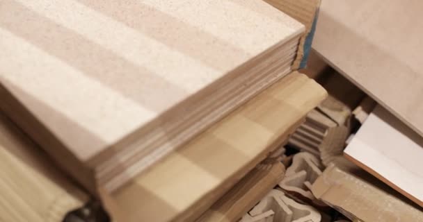 Člověk si vybere keramické dlaždice na trhu — Stock video