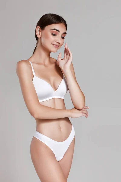Vékony nő tökéletes test fehér fehérnemű — Stock Fotó