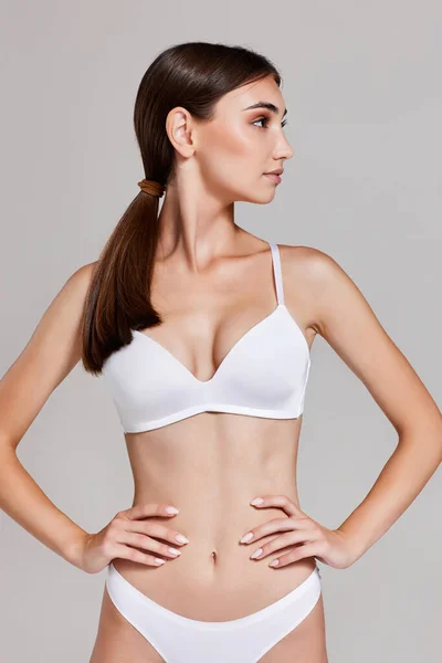 Vékony nő tökéletes test fehér fehérnemű — Stock Fotó