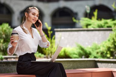 Bilgisayarda çalışan güzel bir iş kadını.