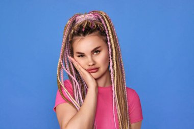 Mavi arka planda rastalı yorgun kadın..