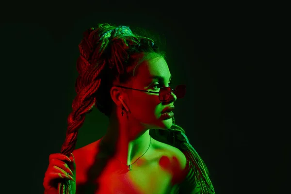 Junge Frau mit Dreadlocks und roter Sonnenbrille — Stockfoto