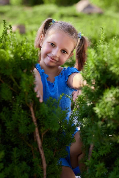 Retrato de niña feliz en el parque —  Fotos de Stock