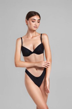 Bronz tenli esmer kadın. Mükemmel bir vücudu var.