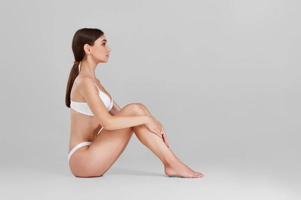 Nő tökéletes test és lábak fehér fehérnemű — Stock Fotó