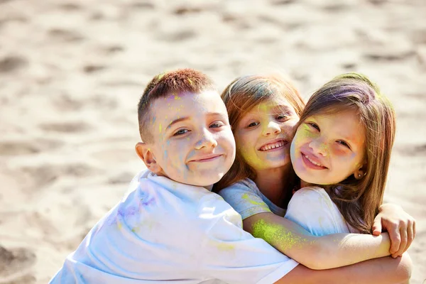 Kinderen hebben plezier door te spelen met gekleurd poeder — Stockfoto