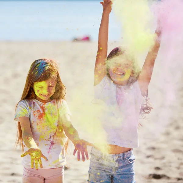 Gelukkige kinderen gooien heldere verf en glimlachen. — Stockfoto