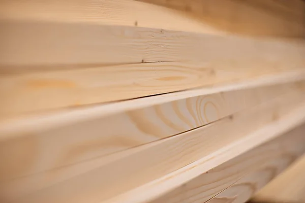 Dřevo z desek ve skladu nebo na skladě pro stavbu. — Stock fotografie