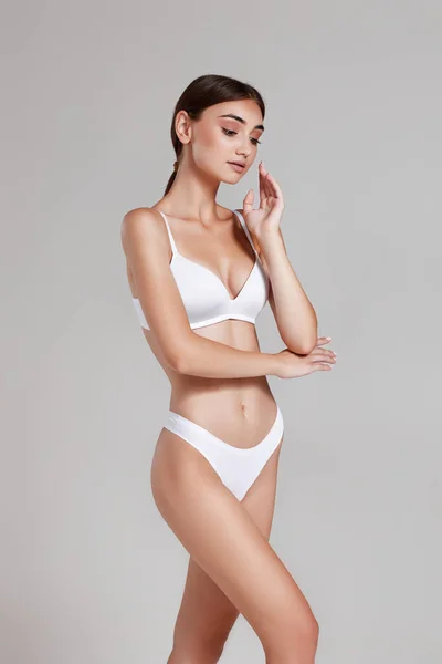 Mujer delgada con cuerpo perfecto en ropa interior blanca —  Fotos de Stock
