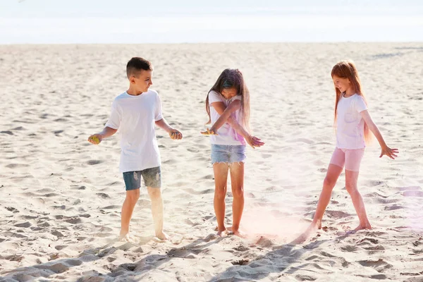 Παιδιά που διασκεδάζουν παίζοντας με χρωματιστή σκόνη — Φωτογραφία Αρχείου