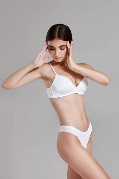Mujer delgada con cuerpo perfecto en ropa interior blanca — Foto de Stock