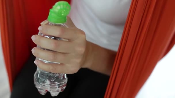 Жіноча рука тримає пляшку води — стокове відео
