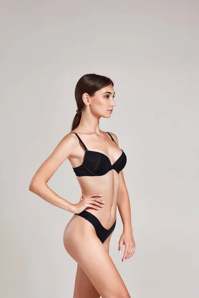 Gyönyörű karcsú nő tökéletes test fekete fehérnemű — Stock Fotó
